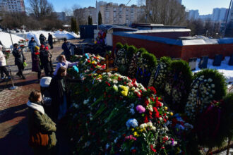 Hundreds of Navalny supporters pay tribute at his grave
